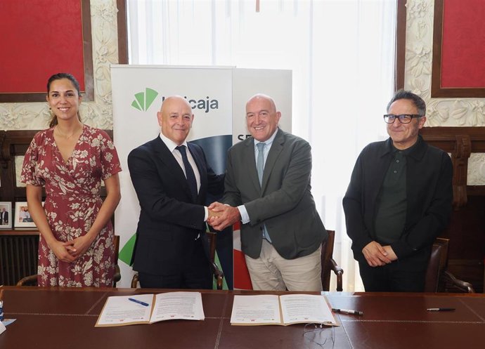 El alcalde de Valladolid, Jesús Julio Carnero; la concejala de Turismo, Blanca Jiménez, y el director de Comunicación de Unicaja, Fernando Ríos.