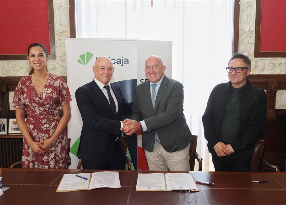 El alcalde de Valladolid, Jesús Julio Carnero; la concejala de Turismo, Blanca Jiménez, y el director de Comunicación de Unicaja, Fernando Ríos.