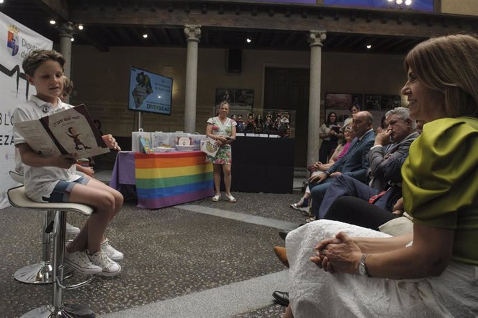 Un momento de la lectura de uno de los cuentos sobre diversidad en el acto del Día del Orgullo en la Diputación de Segovia.