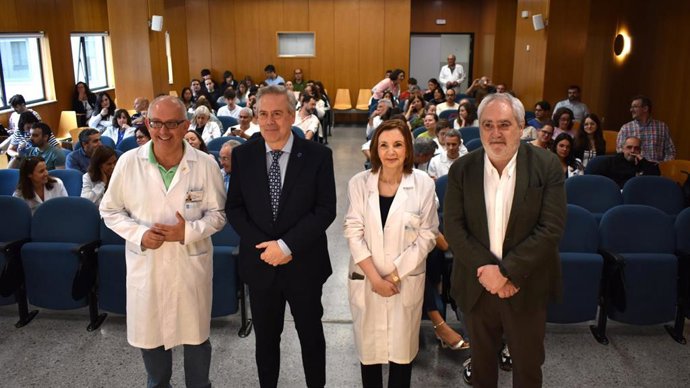 El gerente del área sanitaria de Santiago-Barbanza, Ángel Facio, el conselleiro de Sanidade, Antonio Gómez Caamaño, la directora científica del IDIS, Luz Couce, y el vicerrector de Profesorado de la USC, Ernesto González Seoane.