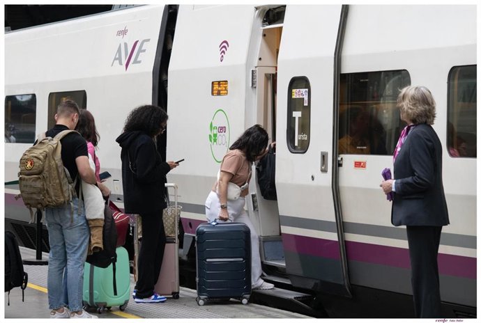 Archivo - El 39% de los viajeros de alta velocidad y larga distancia lo hacen por ocio y turismo, según Renfe