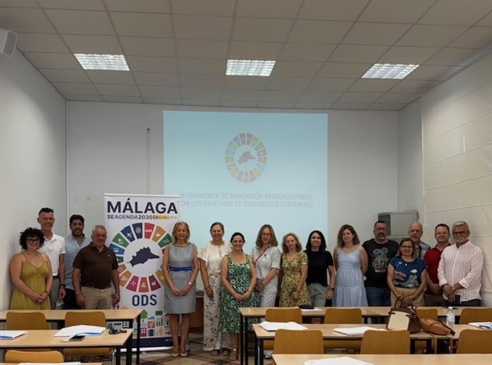 La vicepresidenta de Atención al Municipio, María Francisca Caracuel, durante un enuentro