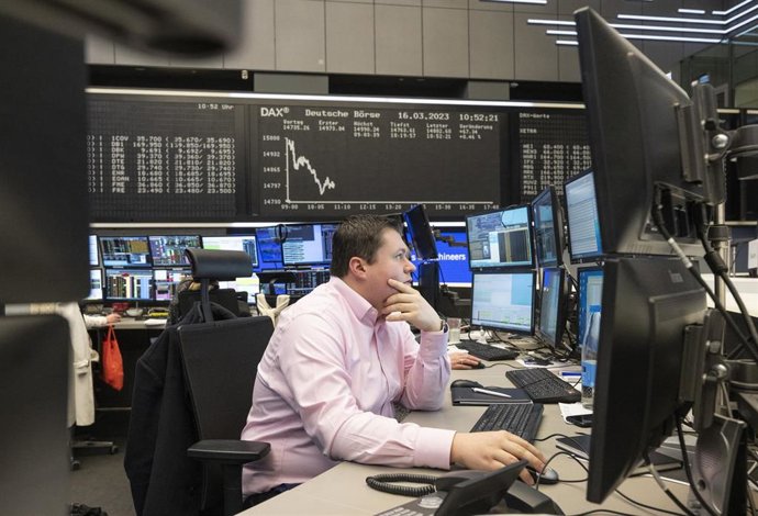 Archivo - 16 March 2023, Hesse, Frankfurt_Main: A stock trader watches the price development on his monitor at Frankfurt Stock Exchange.