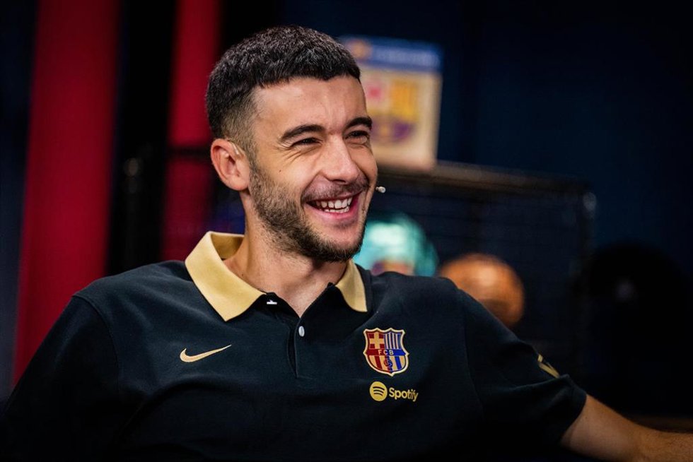 El nuevo portero blaugrana Joan García durante una entrevista con Bara One