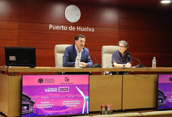 La directora de la Sede de La Rábida, María de la O Barroso, y el presidente del Puerto de Huelva, Alberto Santana.