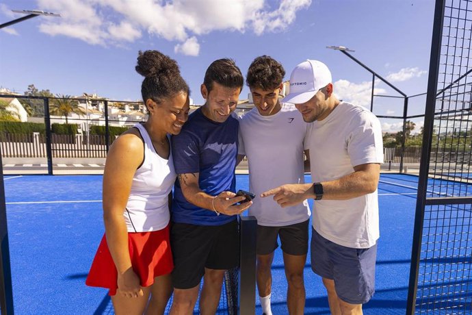 Archivo - Jugadores de pádel en una pista de pádel.