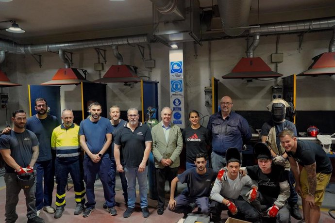 El delegado territorial de Empleo, Empresa y Trabajo Autónomo en Sevilla, Antonio Augustín, en su visita a Comegu.