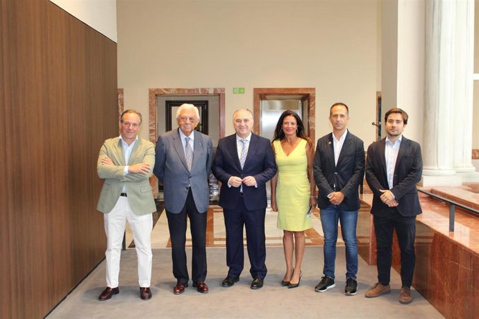 Foto de familia de la presentación de la CEL Toda Sevilla.