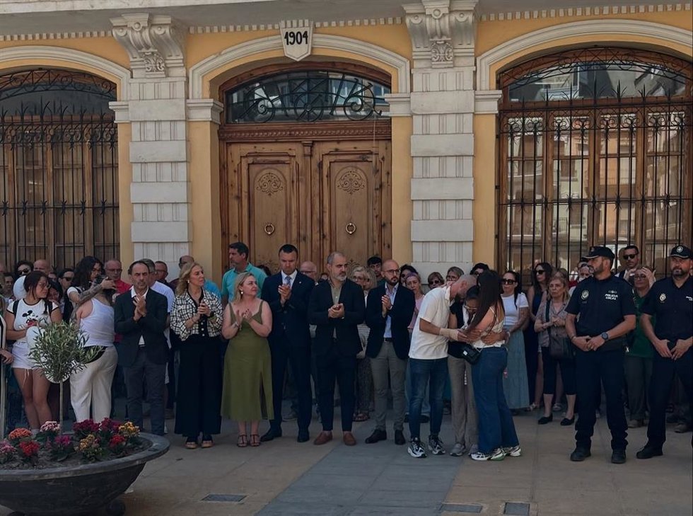 Minuto de silencio ante el Ayuntamiento de Algemesí (Valencia) el repulsa al asesinato machista de una mujer y su hijo