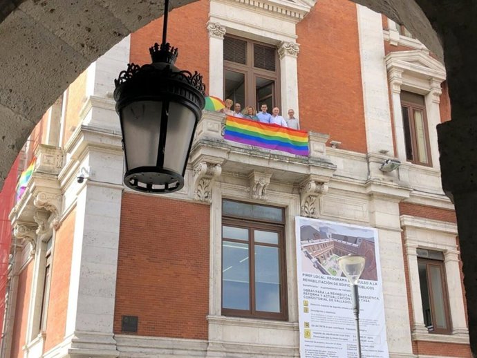 Bandera LGTBi en uno de los balcones de las dependencias del Grupo Municipal Socialista en el Ayuntamiento.