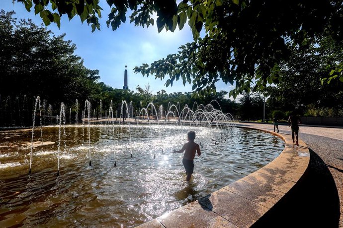 Archivo - Tres niños se refrescan en una fuente durante la tercera ola de calor en Madrid, en el parque Madrid Río, a 3 de agosto de 2024, en Madrid (España). La Comunidad de Madrid mantiene activado el nivel dos de Alto Riesgo por altas temperaturas ante
