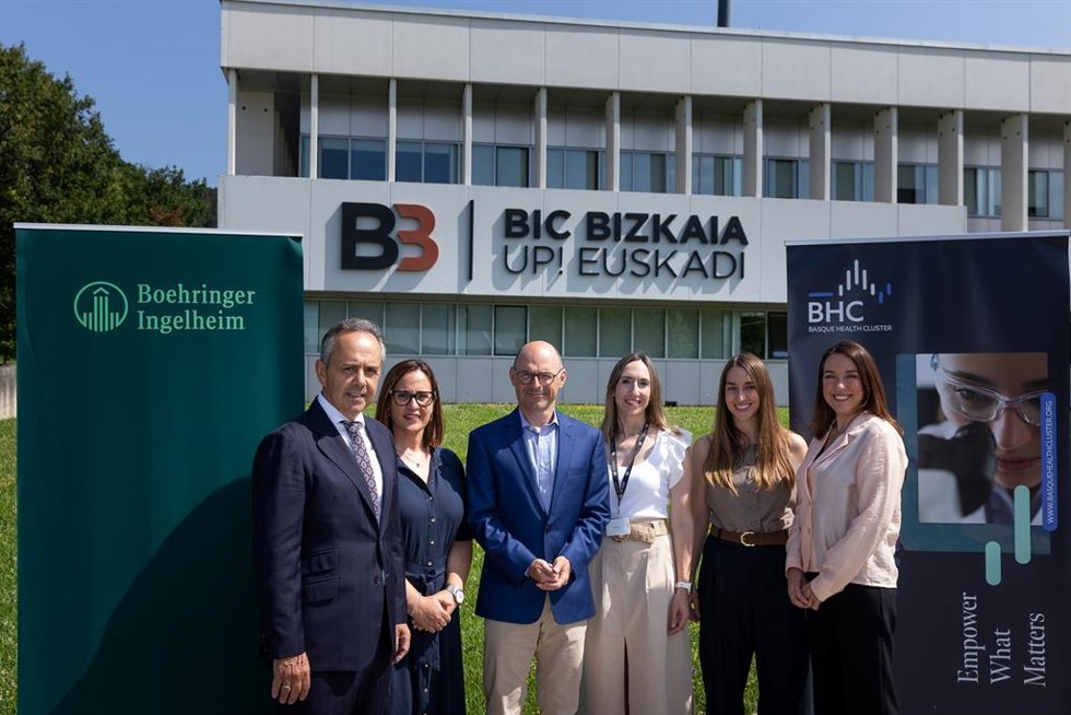 Representantes de Boehringer Ingelheim y el Basque Health Cluster con motivo de la firma de un acuerdo estratégico