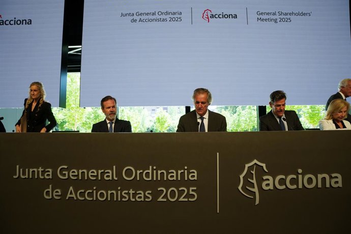 El presidente y CEO de Acciona, José Manuel Entrecanales Domecq (c), durante la Junta General de Accionistas de Acciona, a 26 de junio de 2025, en Madrid (España).  Acciona celebra la junta de accionistas correspondiente al año 2025, coincidiendo con la i