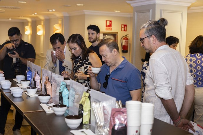 Participantes de la jornada de cata y degustación de café de El Salvador