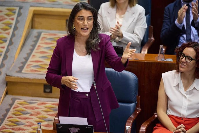 La portavoz de Más Madrid en la Asamblea, Manuela Bergerot, interviene durante una sesión plenaria en la Asamblea de Madrid, a 5 de junio de 2025, en Madrid (España). 