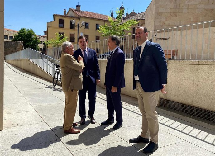 El presidente de la Junta de Castilla y León, Alfonso Fernández Mañueco, y el consejero de Cultura, Gonzalo Santonja, dialogan (a la izquierda de la imagen).