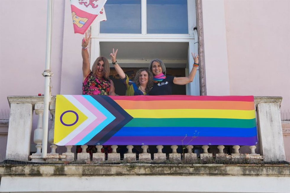 La diptuada de Igualdad, Susana Sánchez Toro, tras desplegar la bandera arcoiris en el balcón de la Diputación.