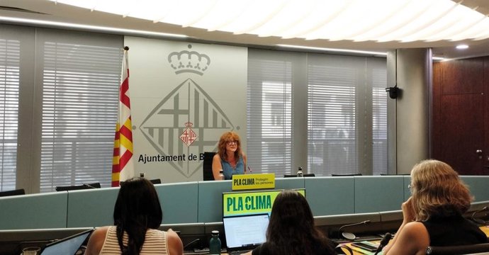 La primera teniente de alcalde del Ayuntamiento de Barcelona, Laia Bonet, presenta en rueda de prensa el Pla Calor 2025-2035.