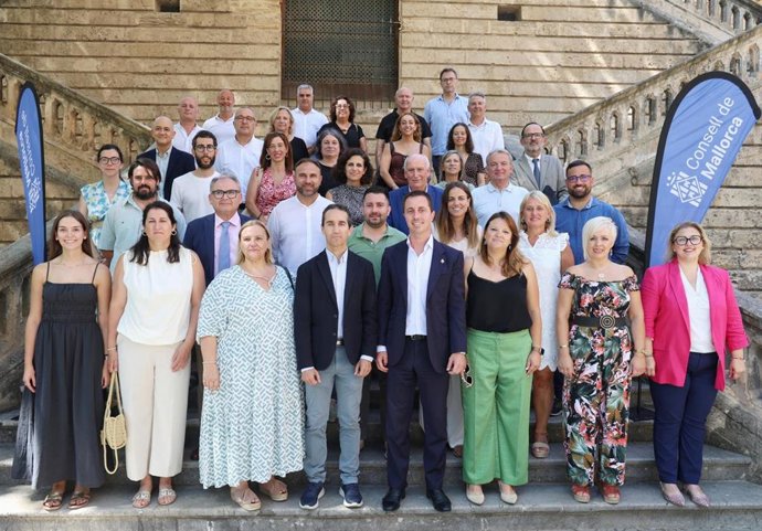 El presidente del Consell de Mallorca, Llorenç Galmés, junto con representantes de los ayuntamientos tras firmar el convenio para financiar los servicios sociales para el periodo 2025-2027.