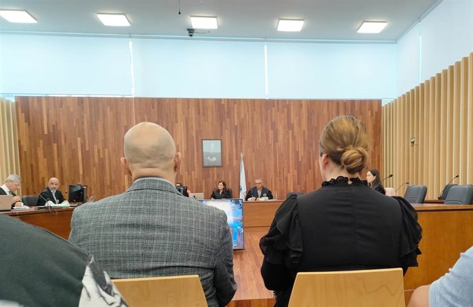 Los dos acusados de incendiar dos buses urbanos en Vigo, en abril de 2023, en el juicio celebrado en la sección quinta de la Audiencia  Provincial de Pontevedra, con sede en la ciudad olivica.