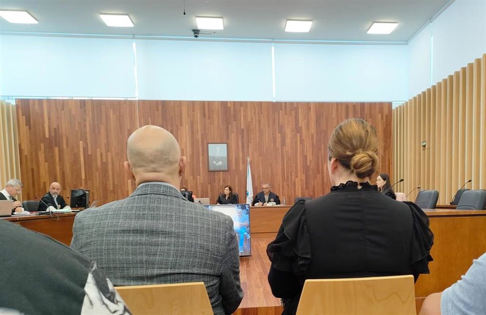 Los dos acusados de incendiar dos buses urbanos en Vigo, en abril de 2023, en el juicio celebrado en la sección quinta de la Audiencia  Provincial de Pontevedra, con sede en la ciudad olivica.