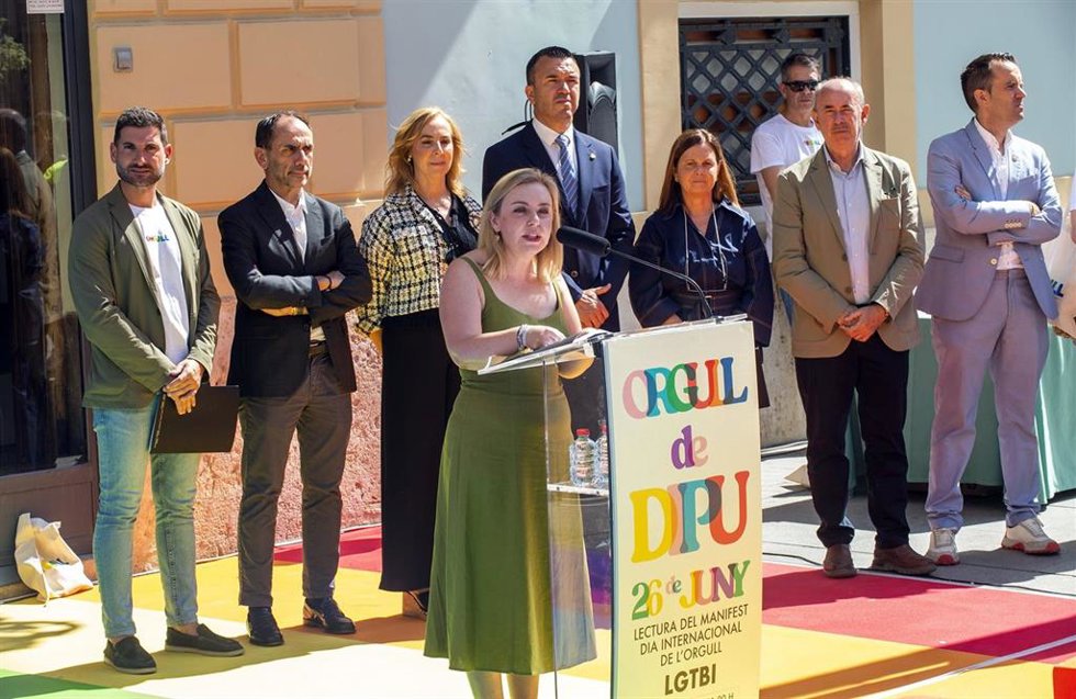 El presidente de la Diputació de Valncia, Vicent Mompó, y la vicepresidenta primera, Natlia Enguix, participan en el acto de lectura del manifiesto de la corporación por el Orgull LGTBI