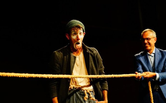 Un momento del espectáculo 'Embolic. Un garbuix de fils', a cargo del clown Pau Palaus