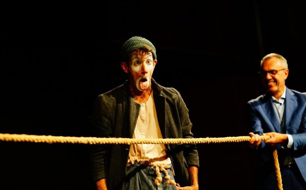 Un momento del espectáculo 'Embolic. Un garbuix de fils', a cargo del clown Pau Palaus