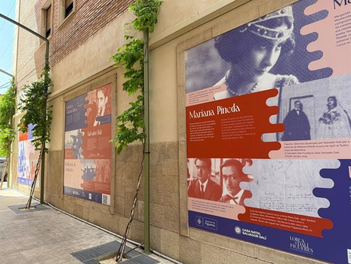 Una parte de la muestra en el pasaje exterior de la Casa Natal Salvador Dalí en Figueres (Girona)