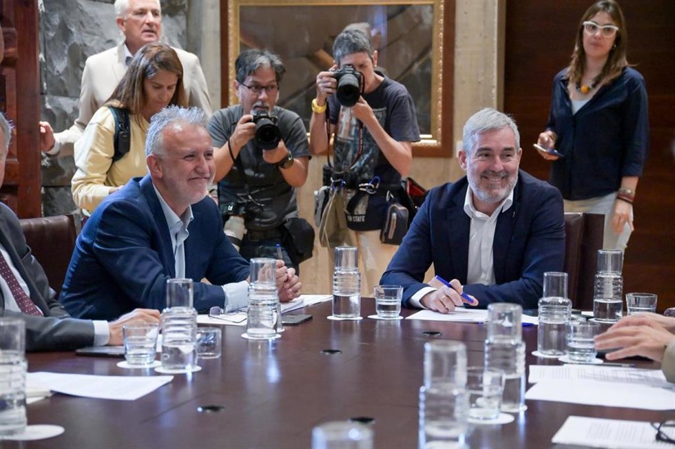 El ministro de Política Territorial, Ángel Víctor Torres, y el presidente de Canarias, Fernando Clavijo, en una reunión del Pacto Migratorio para abordar el acuerdo sobre menores solicitantes de asilo