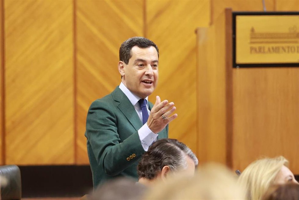 El presidente de la Junta de Andalucía, Juanma Moreno, interviene durante la sesión de control en el pleno del Parlamento andaluz. A 26 de junio de 2025, en Sevilla (Andalucía, España). 