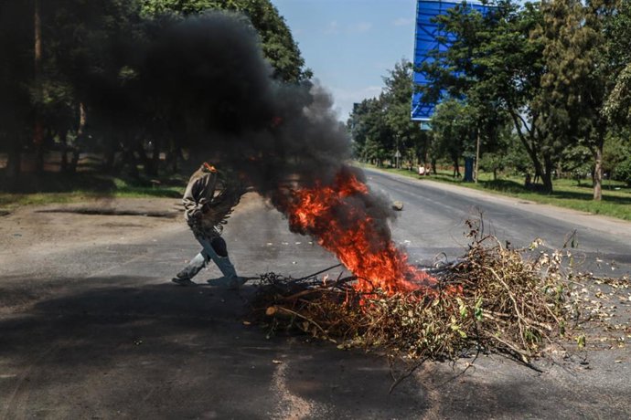 Una persona durante las protestas antigubernamentales registradas en Kenia el 25 de junio de 2025 (archivo)