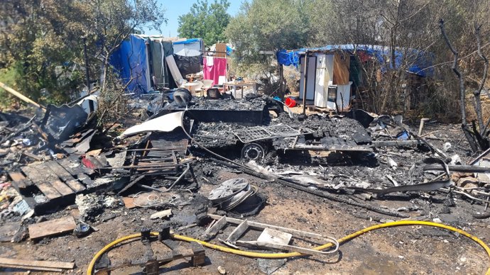 Daños provocados por un incendio en el asentamiento de Can Rova 2.