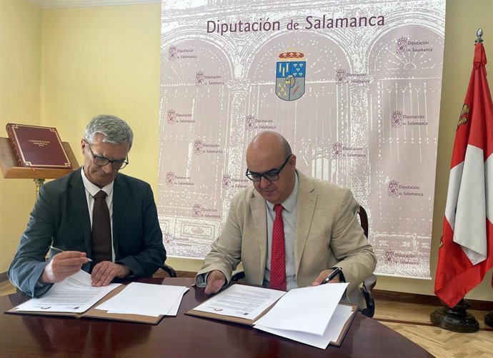 El diputado de Presidencia y el responsable de AICCyL durante la firma del acuerdo.