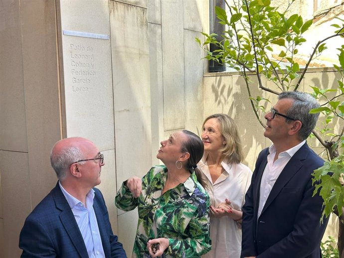 Descubrimiento de la placa en homenaje a Leonard Cohen y a Federico en el patio del Centro Lorca