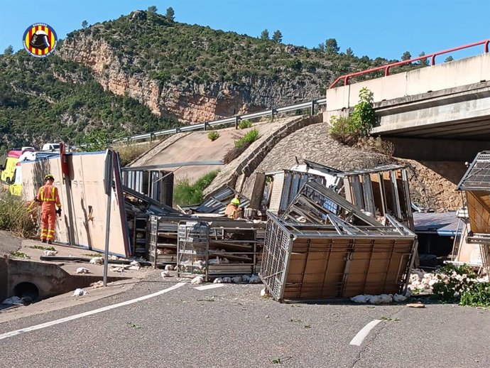 Ferit el conductor d'un camió que transportava aus en xocar contra un mur en CV-35 a Calles.