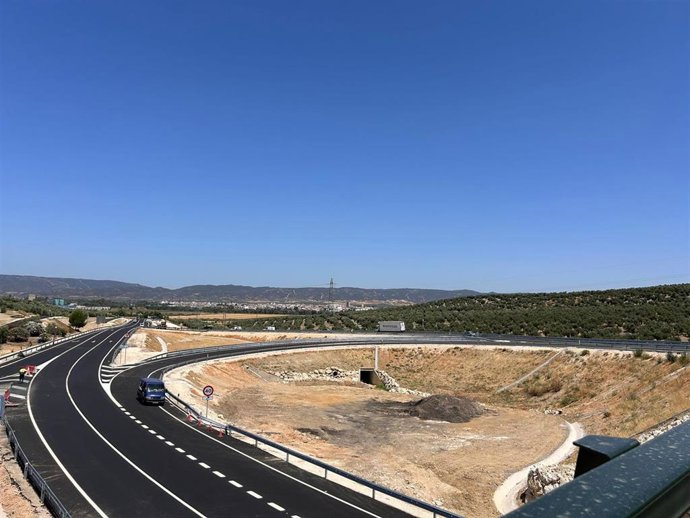 Imagen del enlace de la A-305 con la A-311