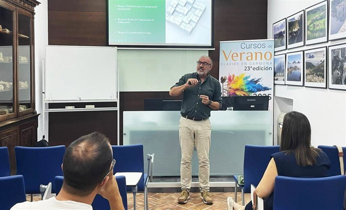 El catedrático de Psicología de la UPO José Antonio Sánchez Medina, en el taller 'Principios básicos de la comunicación institucional' de los Cursos de Verano de la UPO.