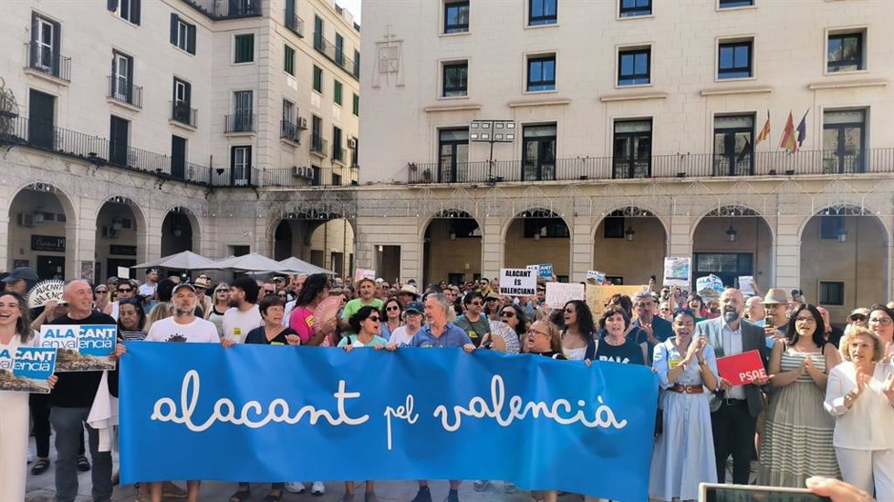 Manifestación en la plaza del Ayuntamiento de Alicante organizada por la plataforma 'Alacant pel valenci'