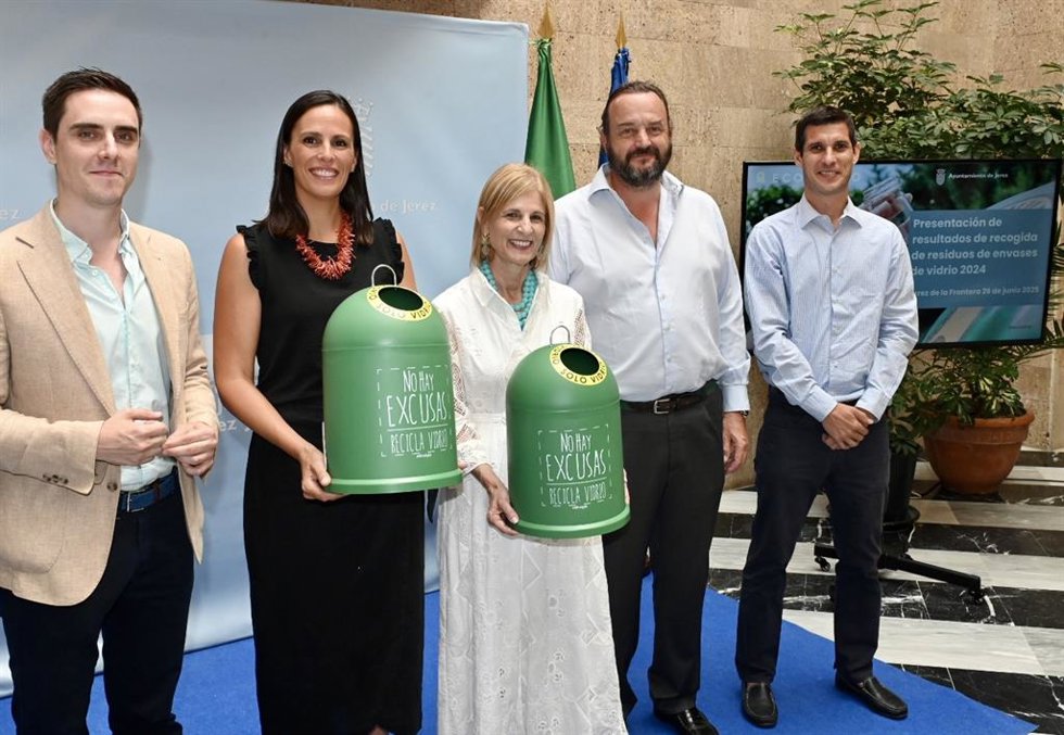 La alcaldesa de Jerez, María José García-Pelayo, junto al teniente de alcaldesa de Medio Ambiente, Jaime Espinar, y la subdirectora de Gerencias de la Zona Sur de Ecovidrio en Andalucía, Coral Rojas-Marcos, presentan los datos de reciclaje de vidrio.