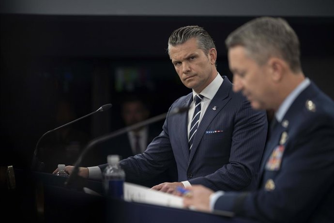 22 de junho de 2025, EUA, Washington: O presidente do Estado-Maior Conjunto, general Dan Caine, à direita, responde a uma pergunta dos repórteres enquanto o secretário de Defesa dos EUA, Pete Hegseth, à esquerda, observa durante uma coletiva de imprensa s