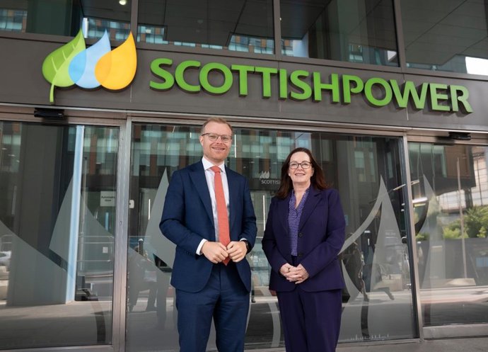 El ministro de Energía del Reino Unido, Michael Shanks y la CEO de SP Energy Networks, Nicola Connelly