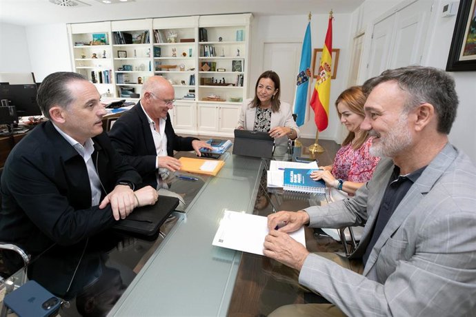 La conselleira do Mar, Marta Villaverde, en una reunión con representantes de la Organización de Produtores Pesqueiros de Burela.