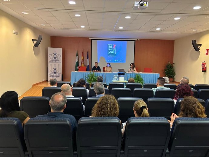 Reunión entre los técnicos de la Delegación y una veintena de entidades y centros de formación en la que también ha participado la Asociación andaluza de Centros y Entidades de Formación (CECAP) para calendarizar el proceso y analizar los puntos fuertes d