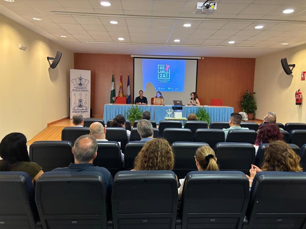 Reunión entre los técnicos de la Delegación y una veintena de entidades y centros de formación en la que también ha participado la Asociación andaluza de Centros y Entidades de Formación (CECAP) para calendarizar el proceso y analizar los puntos fuertes