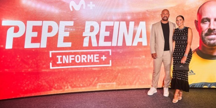 Pepe Reina junto a su mujer, Yolanda Ruiz, en la presentación de su 'Informe+'