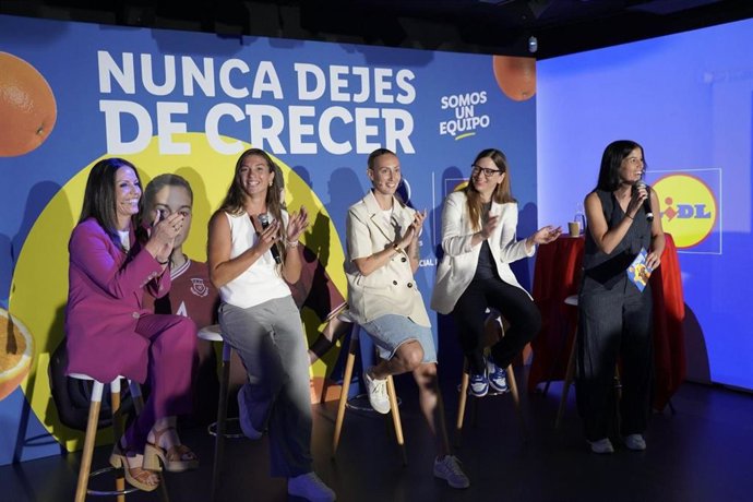 De izquierda a derecha, Cristina Delgado, presidenta de Women in Retail (WiR); Silvia Lloris, jugadora del Atlético de Madrid; Virginia Torrecilla, exfutbolista; y Michaela Reischl, directora de Responsabilidad Social Corporativa (RSC) en Lidl España.
