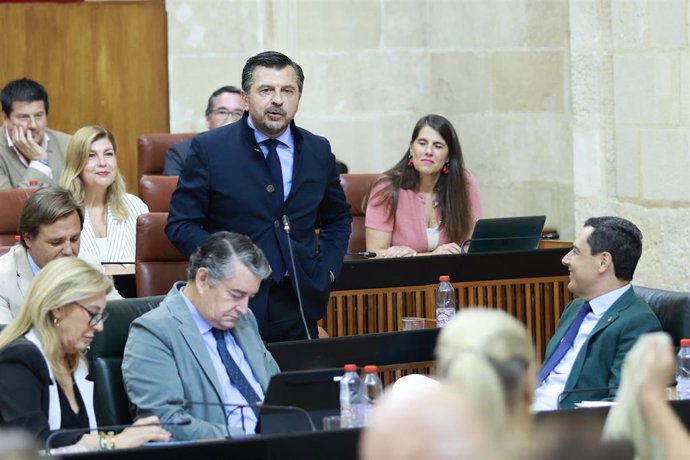 El portavoz del Grupo Popular, Toni Martín, este jueves en el Pleno del Parlamento durante su pregunta dirigida al presidente de la Junta de Andalucía, Juanma Moreno.