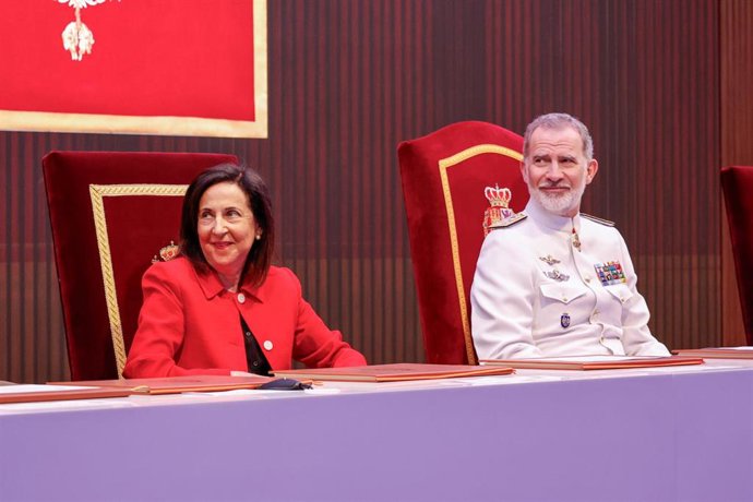 El rey Felipe VI y la ministra de Defensa, Margarita Robles, en la clausura del XXVI Curso de Estado Mayor de las Fuerzas Armadas.