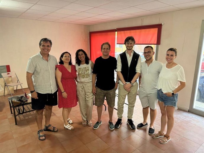 La secretaria general de la FSM, Amanda Fernández, el nuevo secretario general del PSIB de Binissalem, Juan Carlos Ortega, y representantes del PSIB.